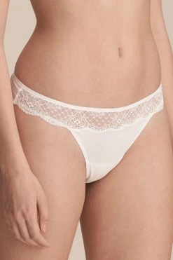 Marie Jo: Pearl String