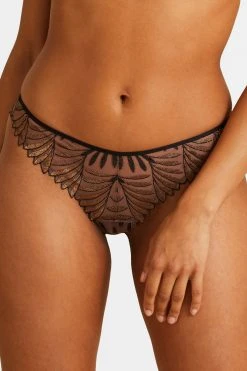 Aubade: Sensory Illusion String